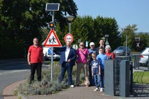 SPD-Ortsvereinsvorstandsmitglieder mit Daniel Jung und Stavo-Vorsteher Heine am neuen evoFlash in Großenritte.