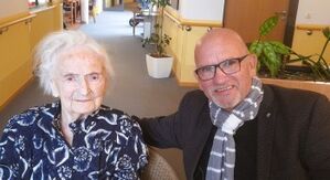 Robert Szeltner gratuliert Gertrud Hofmann zum 100. Geburtstag